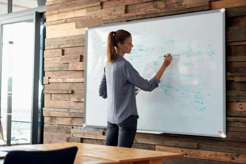 Keramikinė balta magnetinė lenta NOBO Premium Plus, 120×90 cm, sertifikuota EU Ecolabel