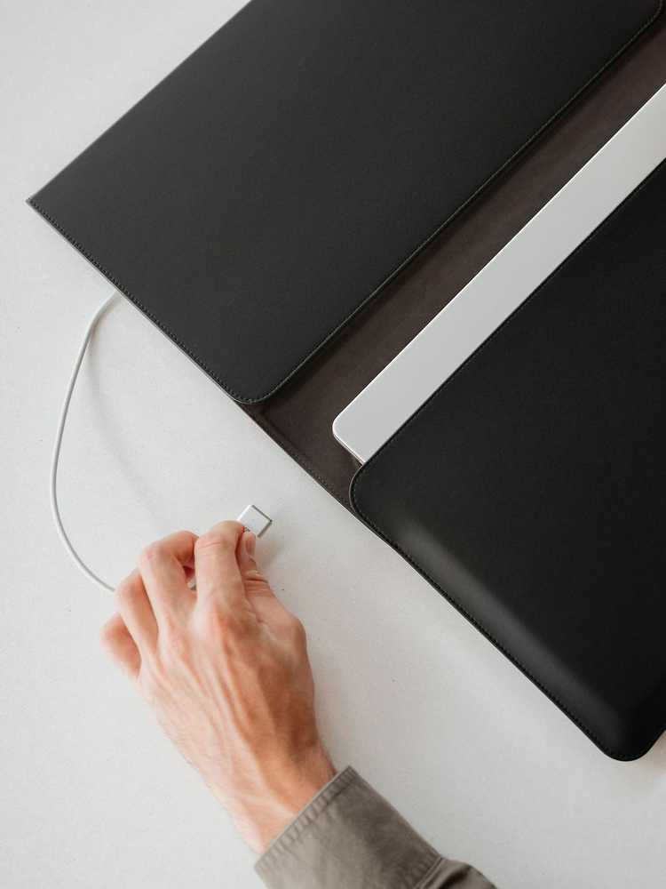 „Orbitkey“ – hibridinis nešiojamojo kompiuterio dėklas – juodas