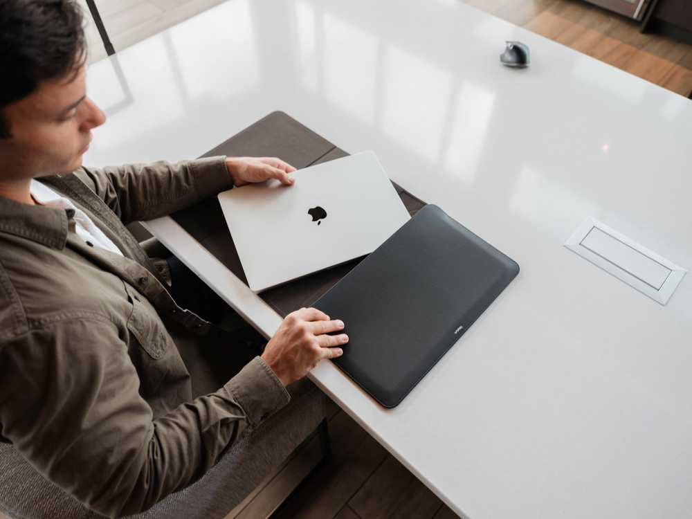„Orbitkey“ – hibridinis nešiojamojo kompiuterio dėklas – juodas