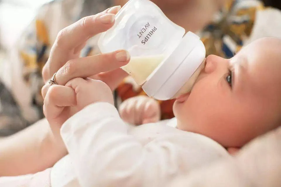 Philips Avent buteliukas maitinimo metu