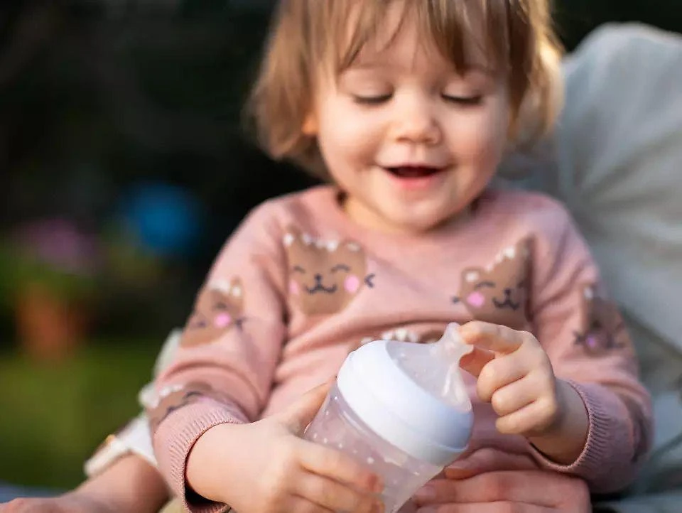 Philips Avent buteliukas vaiko rankose