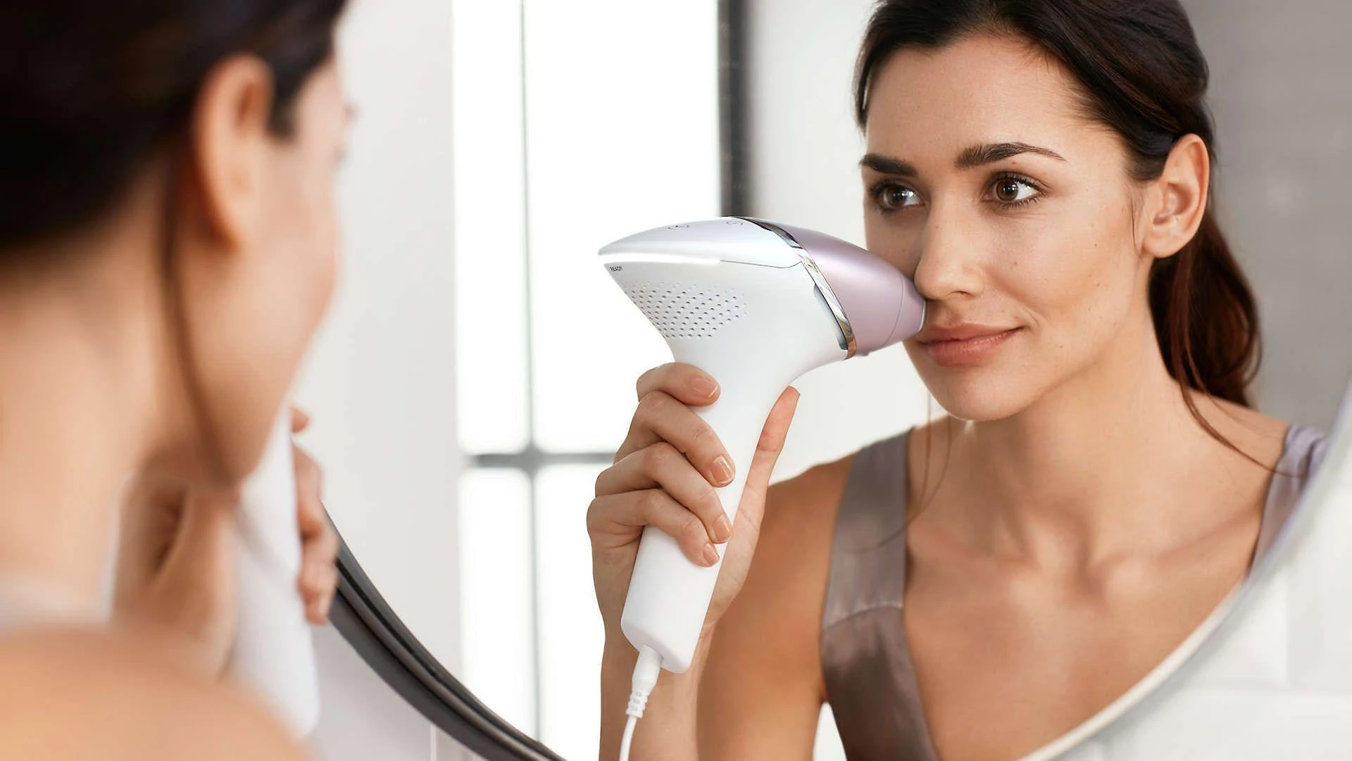 Fotoepiliatorius Philips Lumea IPL 8000 Series IPL plaukelių šalinimo prietaisas su „SenseIQ“ BRI947/00