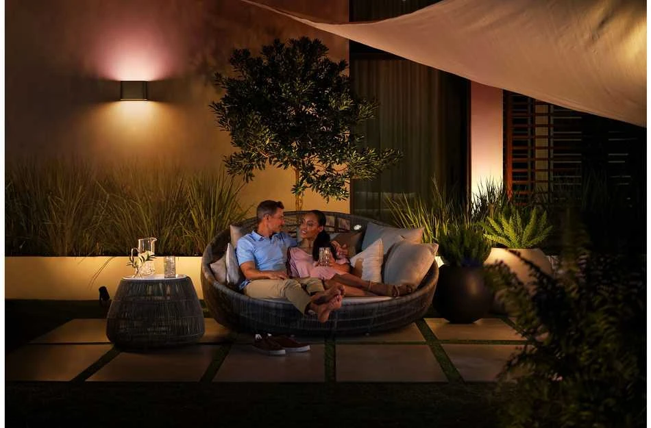 „Philips Hue WCA Dymera“ išmanusis sieninis šviestuvas vidaus ir lauko sąlygoms | 2000–6500 „Hue Baltas Colour Ambiance“