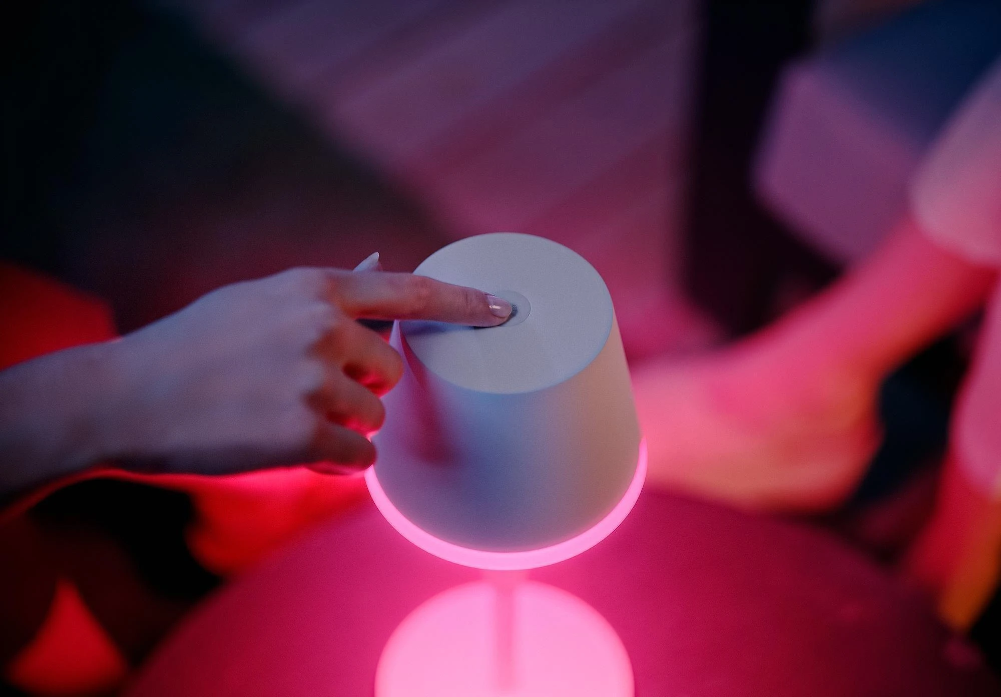 Philips Hue Baltas & Color Ambiance Go nešiojama stalinė lempa balta