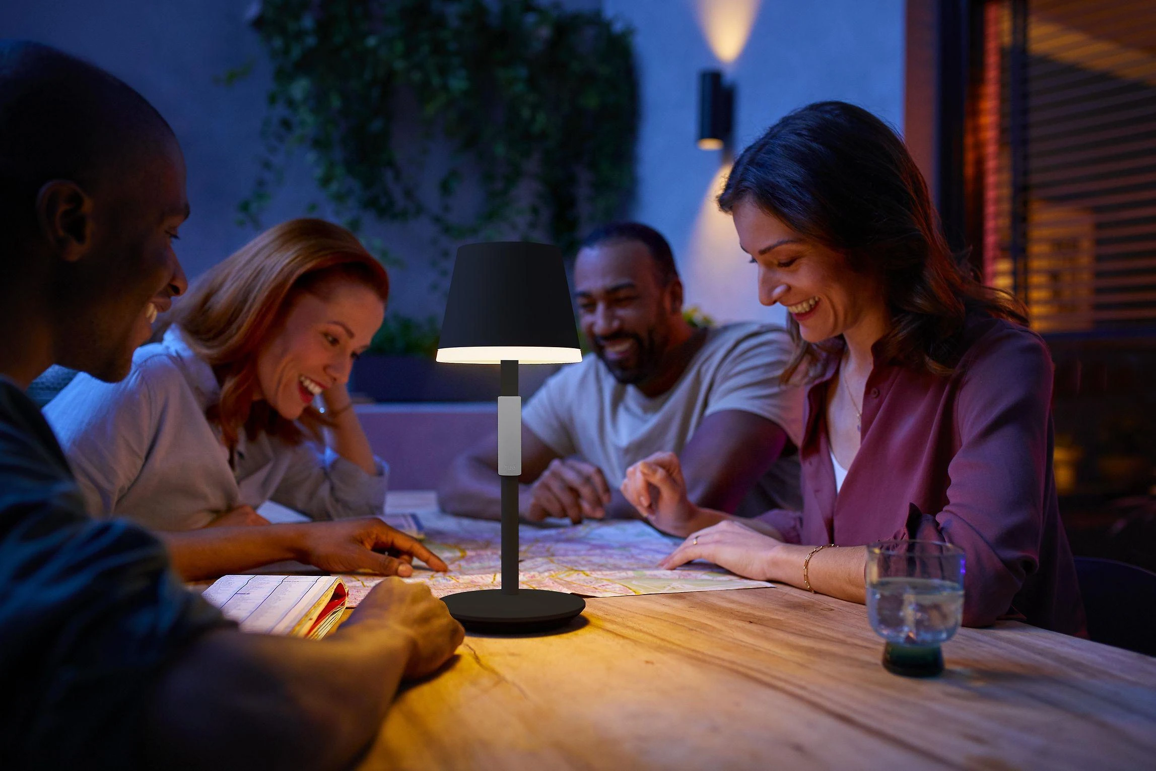 Philips Hue Baltas and colour ambience Nešiojamoji stalo lempa Hue Go