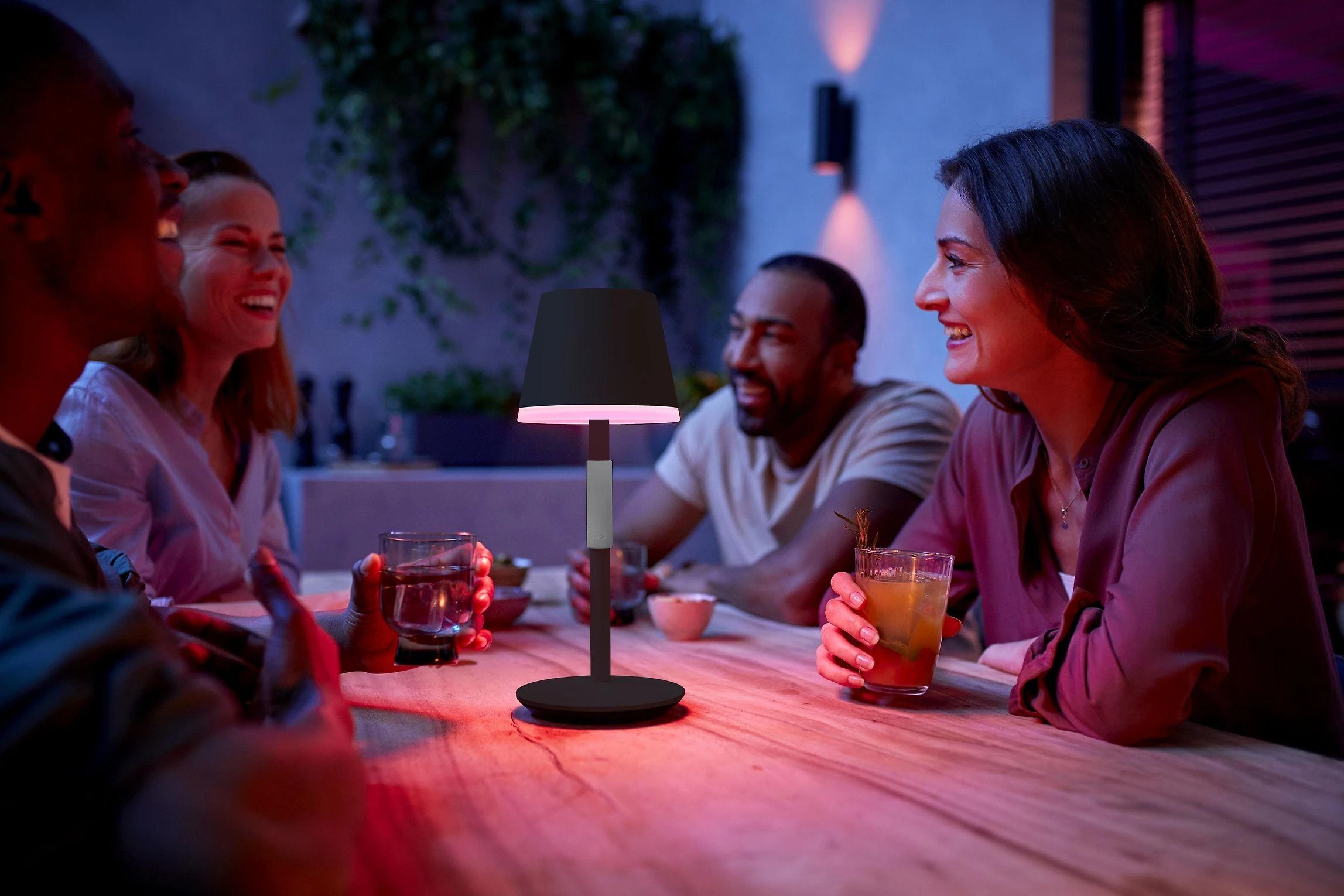Philips Hue Baltas and colour ambience Nešiojamoji stalo lempa Hue Go