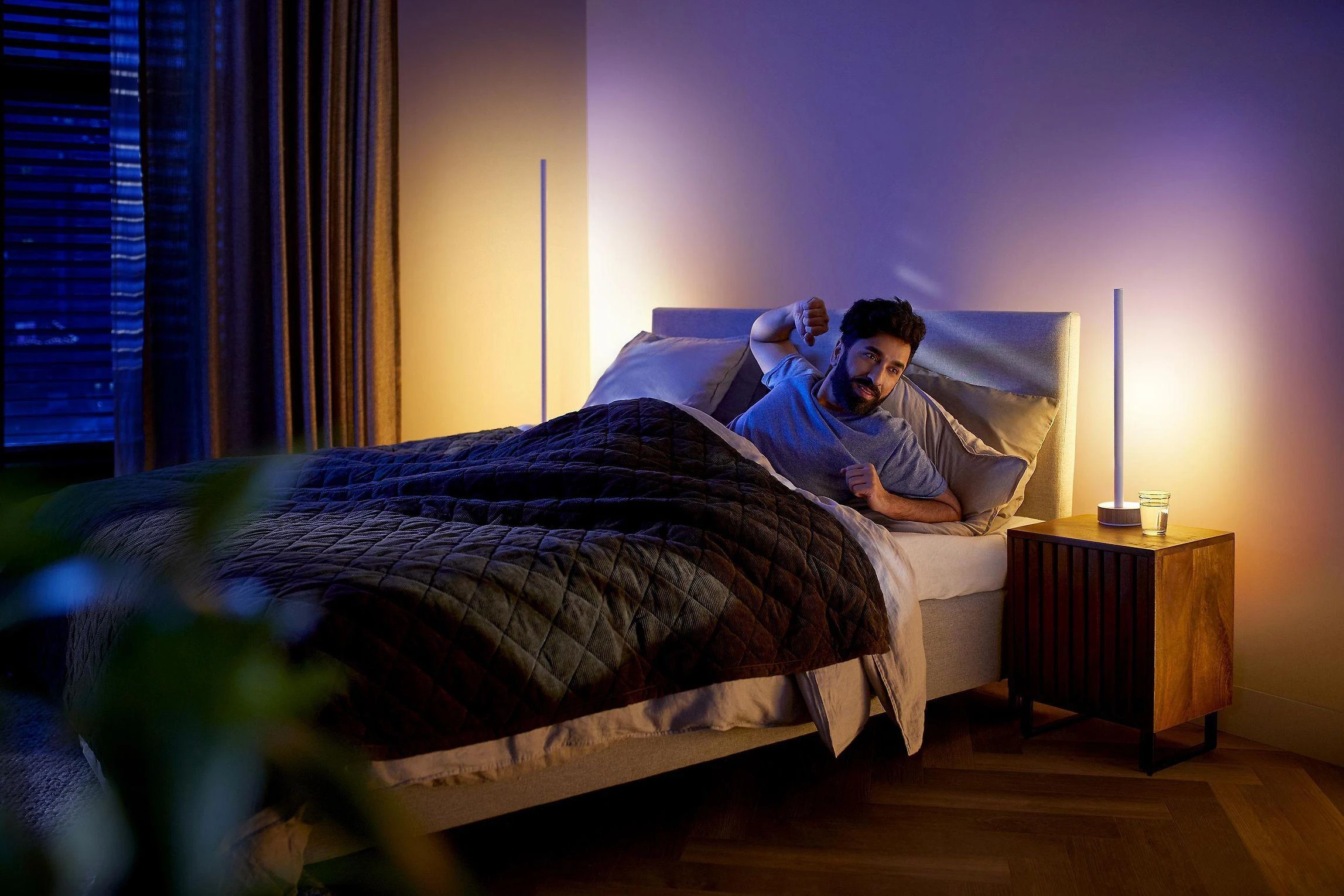 Stalo gradientinis šviestuvas Philips Hue Signe Oak, Baltos spalvos