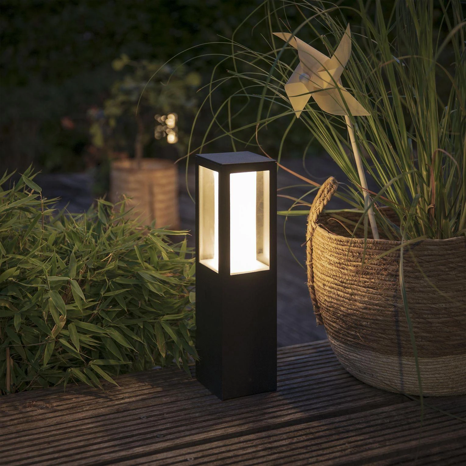 Philips Hue Lauko šviestuvas Impress (Baltas ir spalvotas)