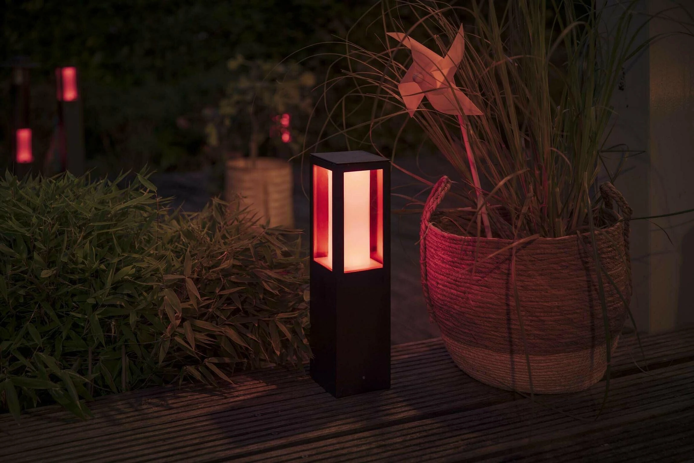 Philips Hue Lauko šviestuvas Impress (Baltas ir spalvotas)