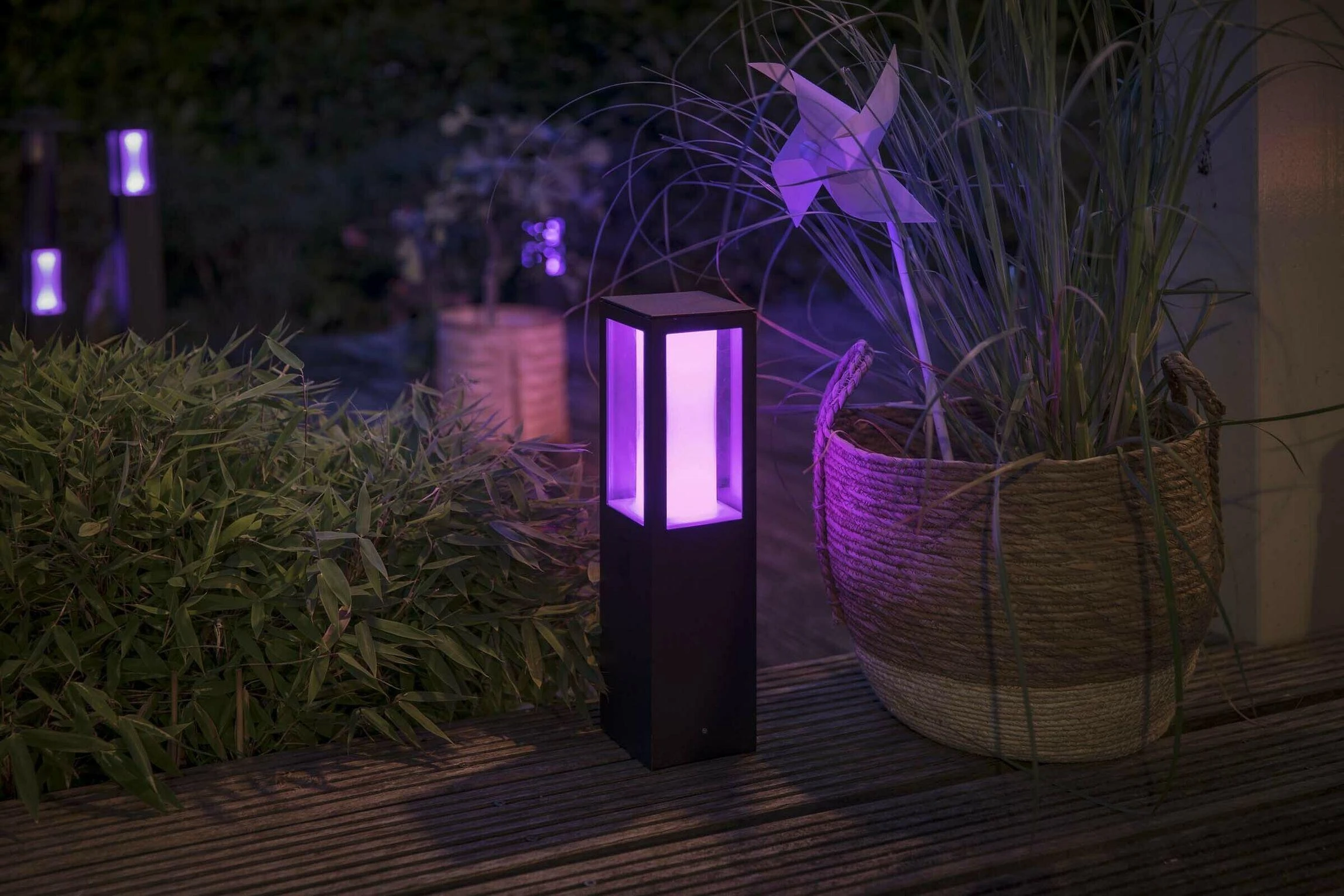 Philips Hue Lauko šviestuvas Impress (Baltas ir spalvotas)