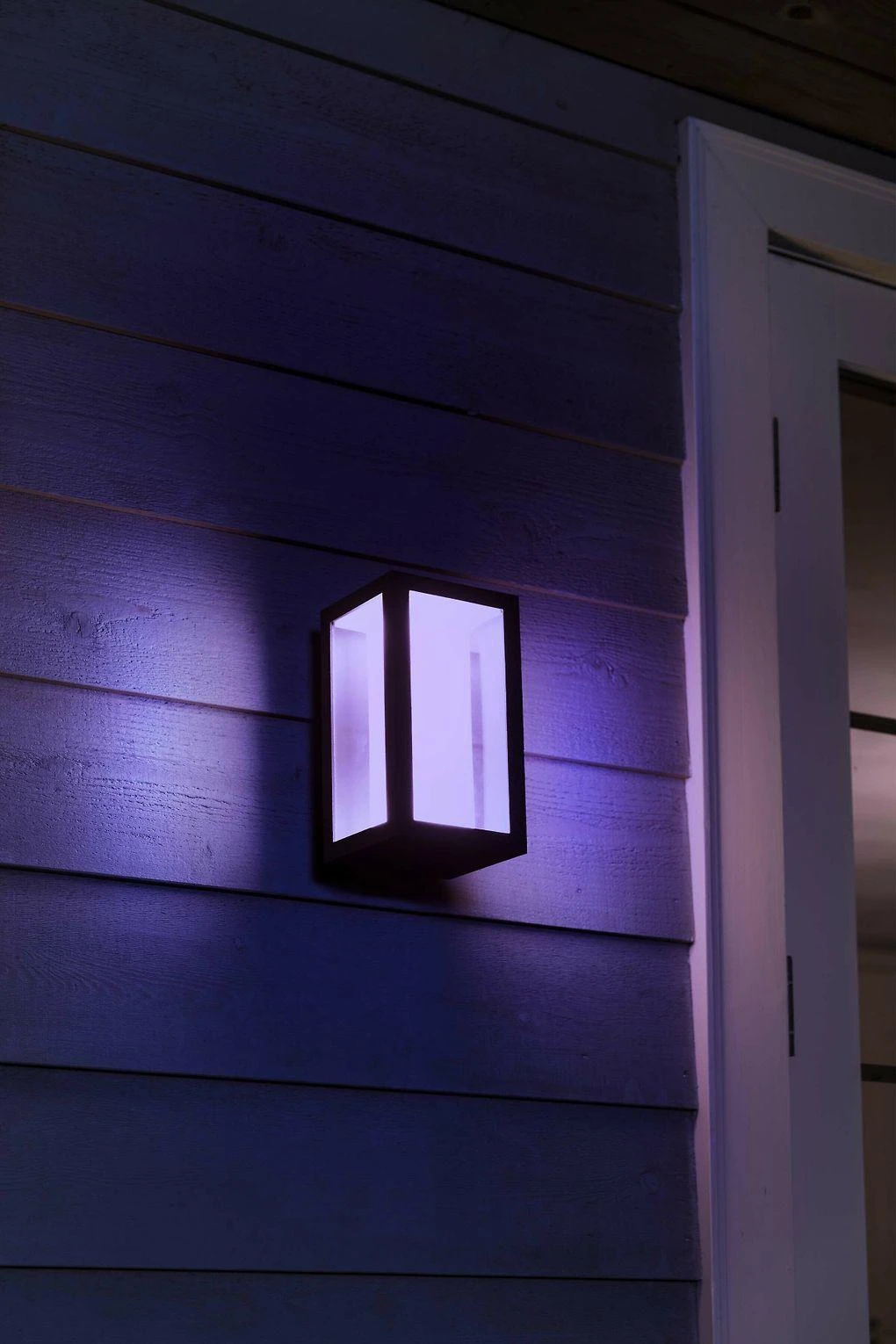 Philips Hue Impress sieninis lauko šviestuvas (Baltas ir spalvotas)