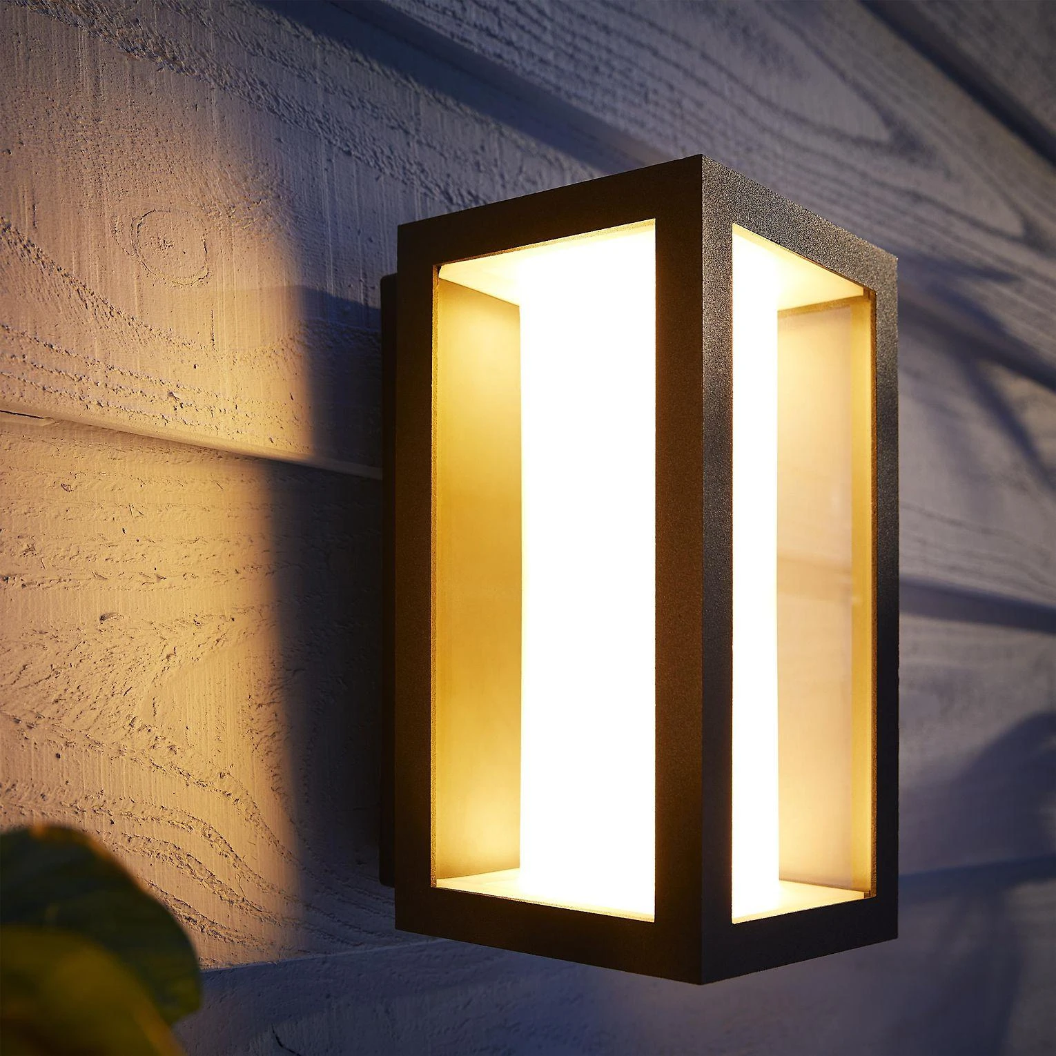 Philips Hue Impress sieninis lauko šviestuvas (Baltas ir spalvotas)