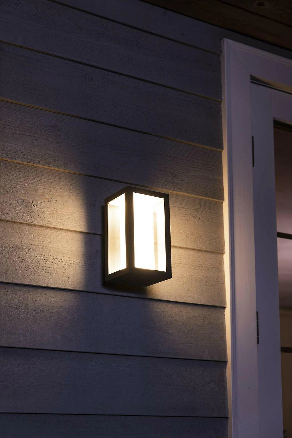 Philips Hue Impress sieninis lauko šviestuvas (Baltas ir spalvotas)