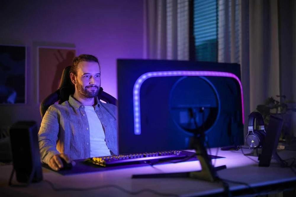 „Philips Hue Gradient PC Lightstrip“ 24–27 colių pradinis rinkinys | 15 W