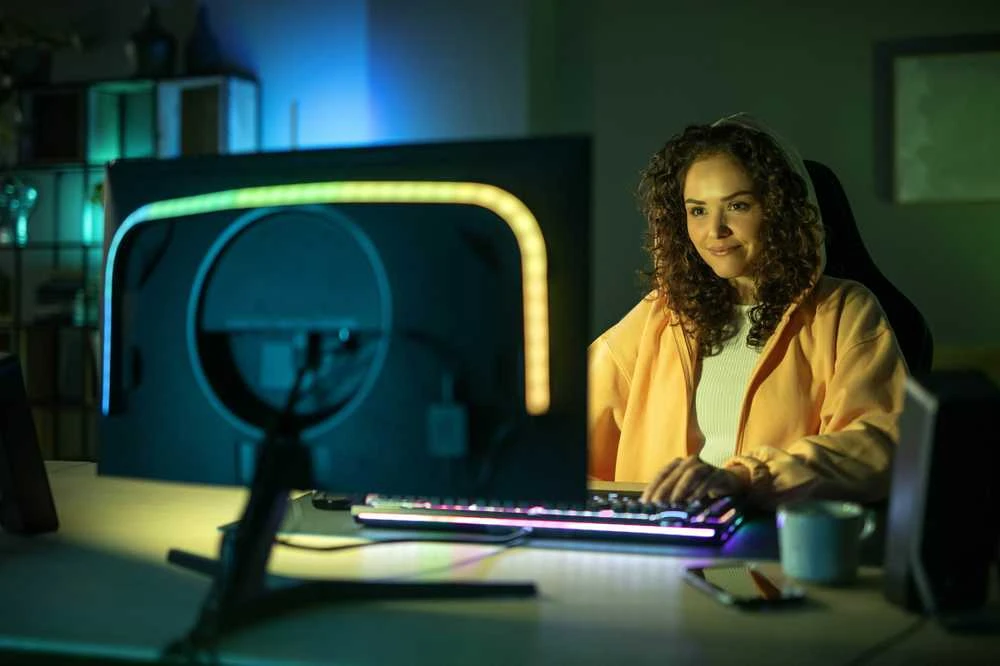 „Philips Hue Gradient PC Lightstrip“ 24–27 colių pradinis rinkinys | 15 W
