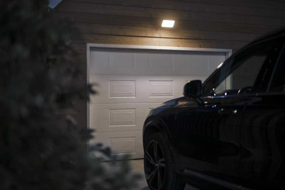 Sieninis šviestuvas „Philips Hue Welcome Outdoor Floodlight“ | Šiltas baltas