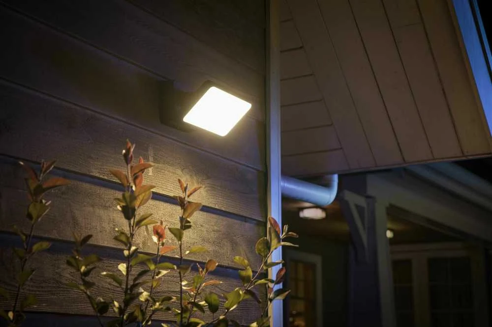 Sieninis šviestuvas „Philips Hue Welcome Outdoor Floodlight“ | Šiltas baltas