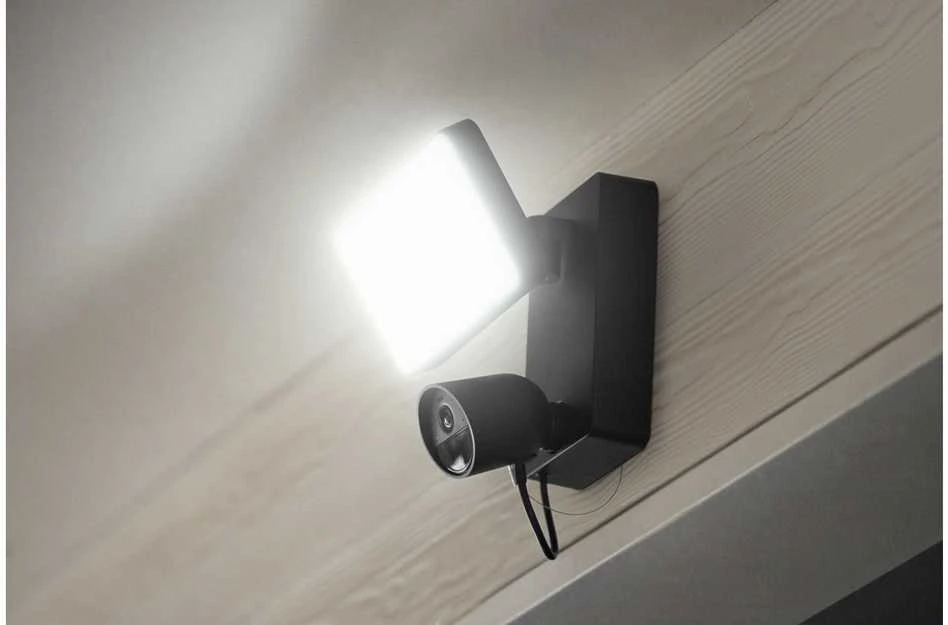 „Philips Hue“ saugus prožektorius su fotoaparatu, 2250 lm, 1080p