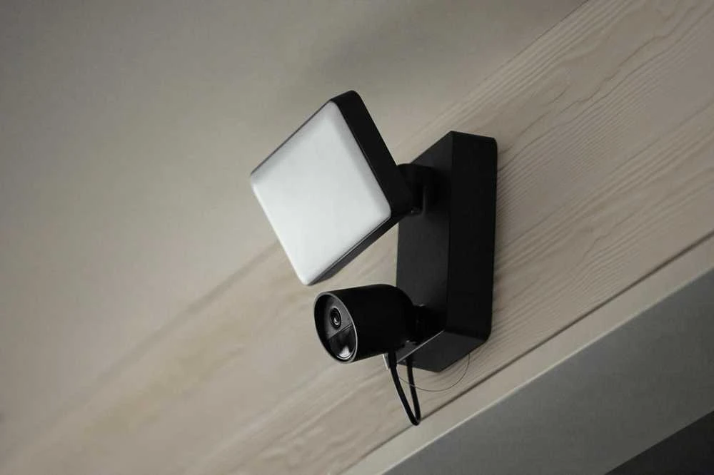 „Philips Hue“ saugus prožektorius su fotoaparatu, 2250 lm, 1080p