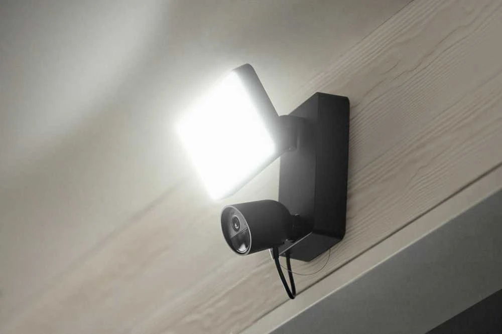 „Philips Hue“ saugus prožektorius su fotoaparatu, 2250 lm, 1080p