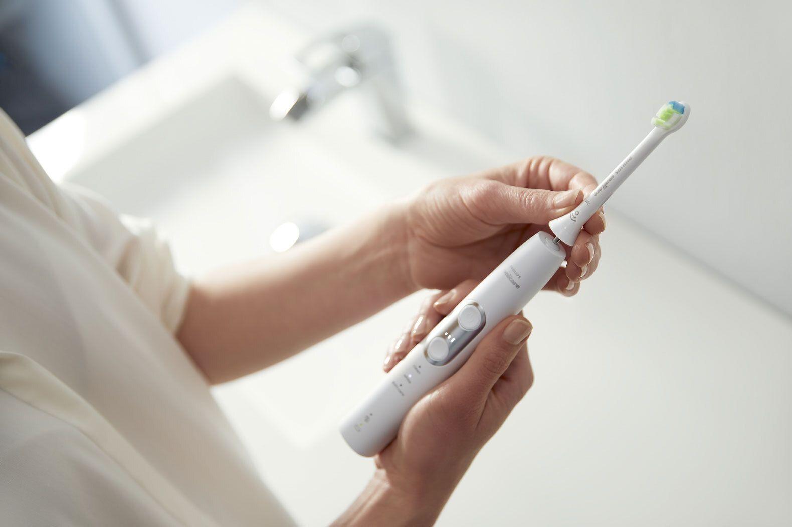 Philips Philips Sonicare W2 Optimal White Standartinės „Sonic“ dantų šepetėlio galvutės HX6065/10