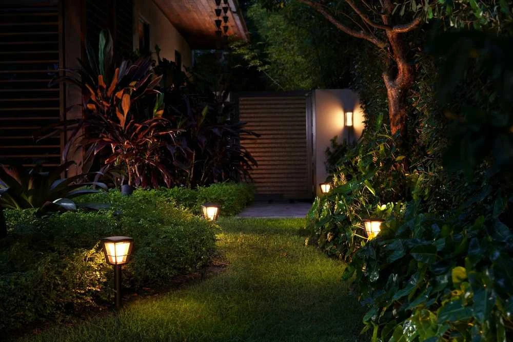 Philips Hue Sieninis lauko šviestuvas Impress (Baltas ir spalvotas)