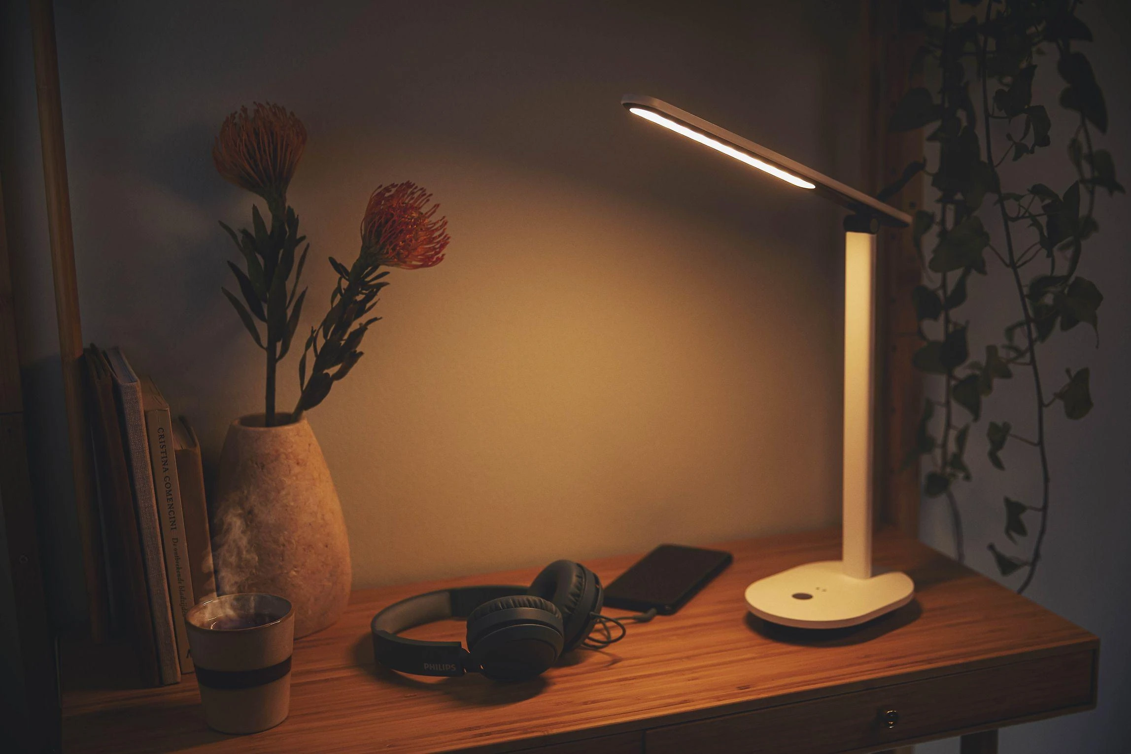 Philips Ivory DSK203 -työpöytävalaisin, USB-ladattava, valkoinen