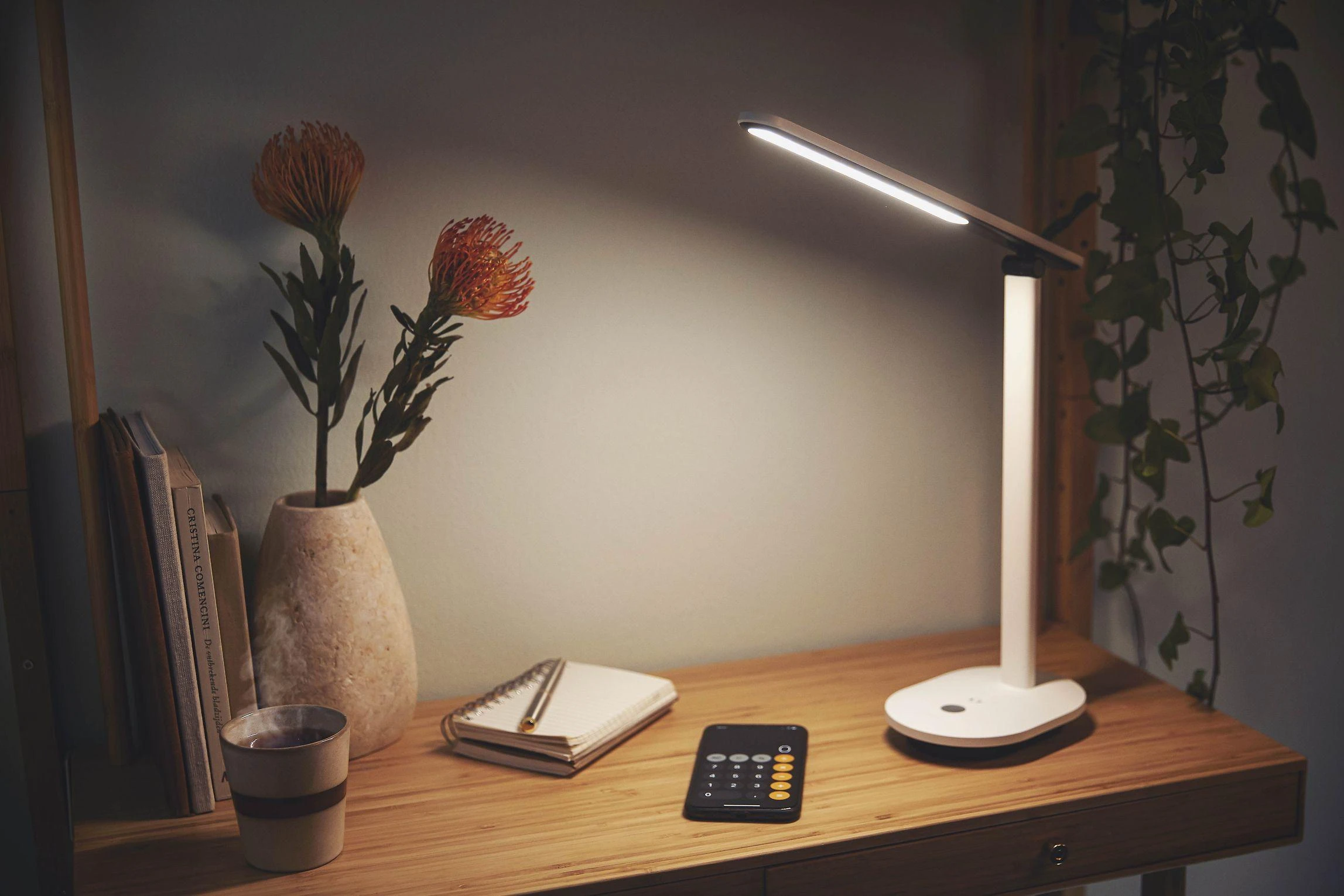 Philips Ivory DSK203 -työpöytävalaisin, USB-ladattava, valkoinen