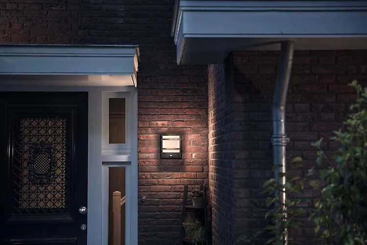 Sieninis LED lauko šviestuvas PHILIPS PETRONIA, IP44, 2700 K, 12 W, 1200 lm, su judesio davikliu