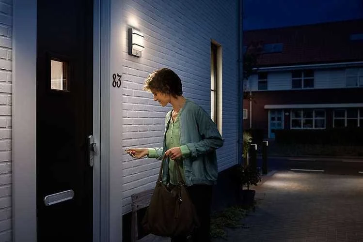 Sieninis LED lauko šviestuvas PHILIPS PETRONIA, IP44, 2700 K, 12 W, 1200 lm, su judesio davikliu