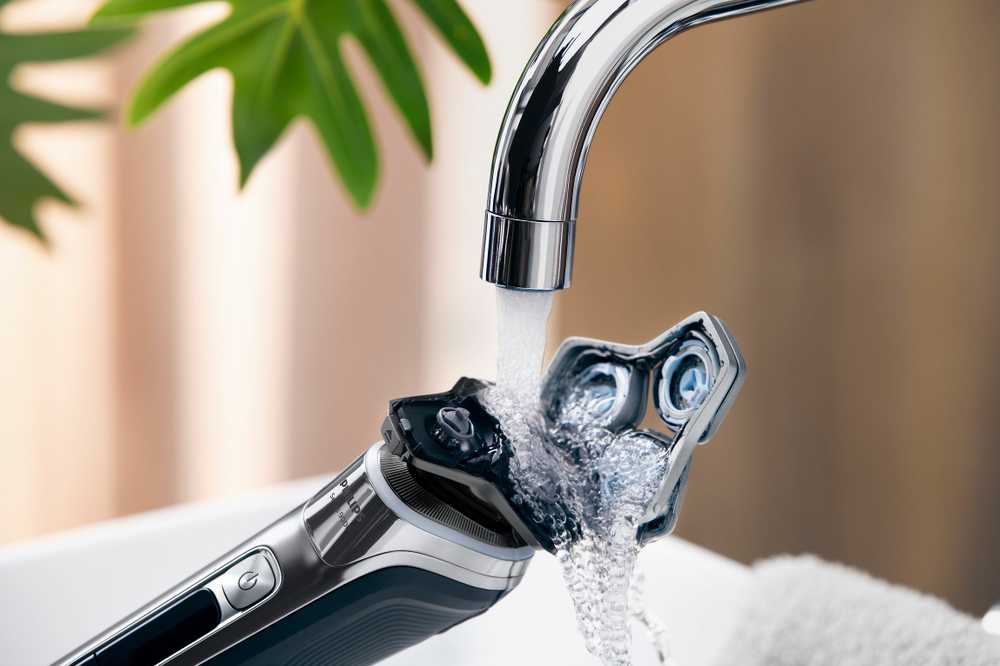 Barzdaskutė Philips Shaver series 9000 Drėgnojo ir sausojo skutimo skustuvas su „SkinIQ“ S9975/55