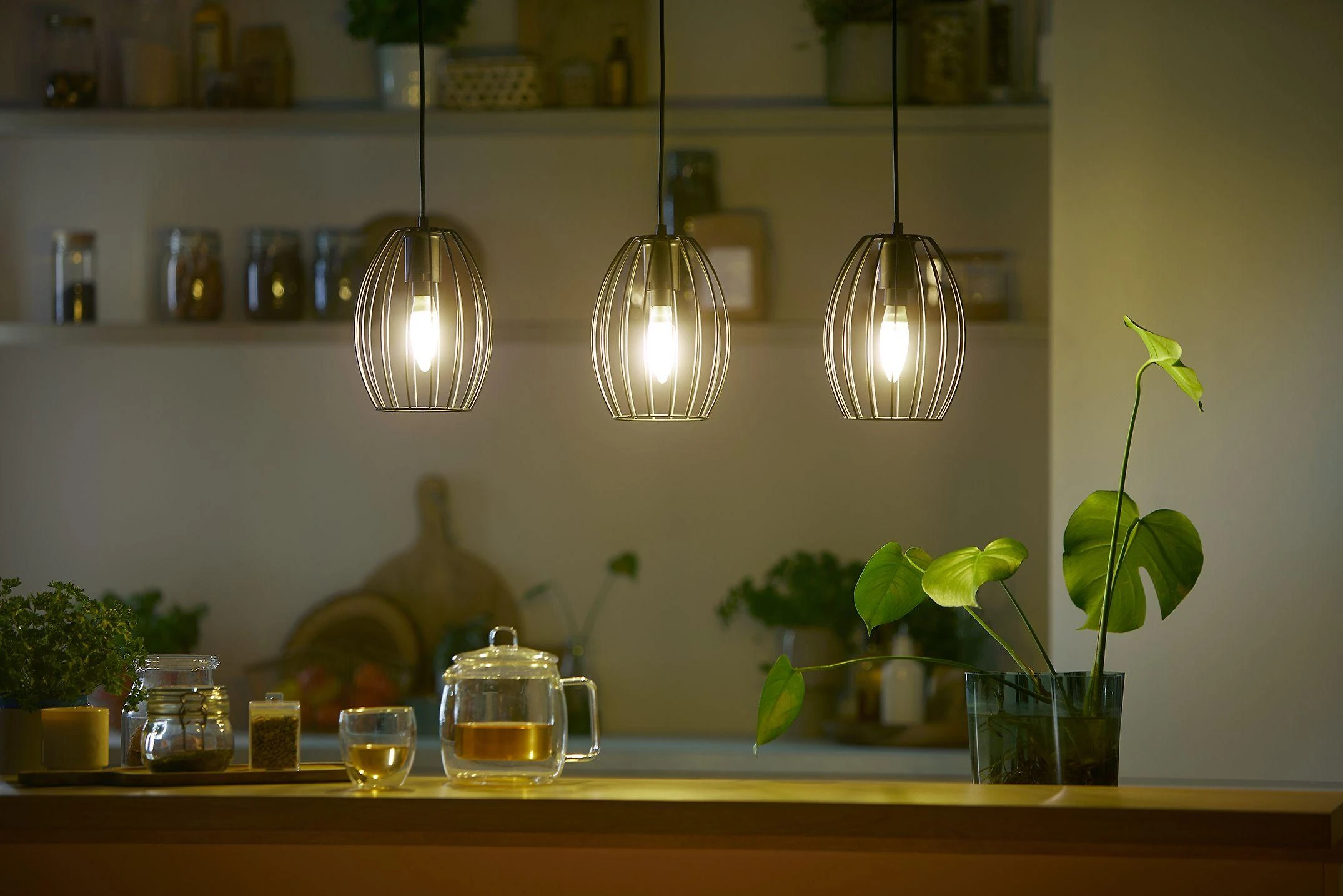 Philips LEMPUTĖ LED E14 B35 2.3W 3000K 485LM FIL