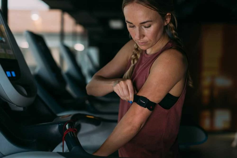 Širdies ritmą matuojantis diržas Polar Verity Sense, M-XXL dydis, Juodos spalvos