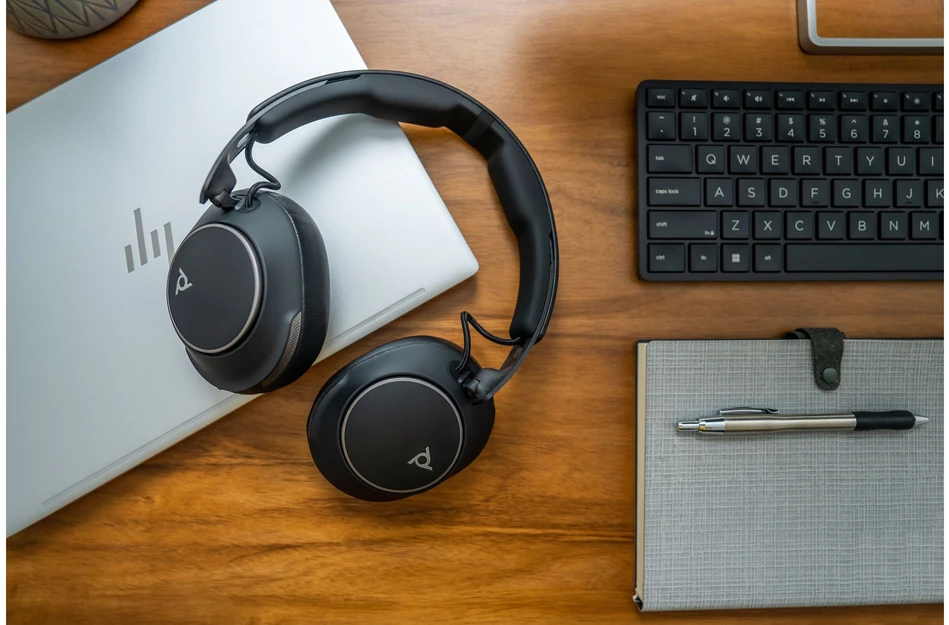 „Poly Voyager Surround 80 UC“ USB-C ausinės + USB-C/A adapteris, sertifikuotas „Microsoft Teams“ (8G7U0AA)