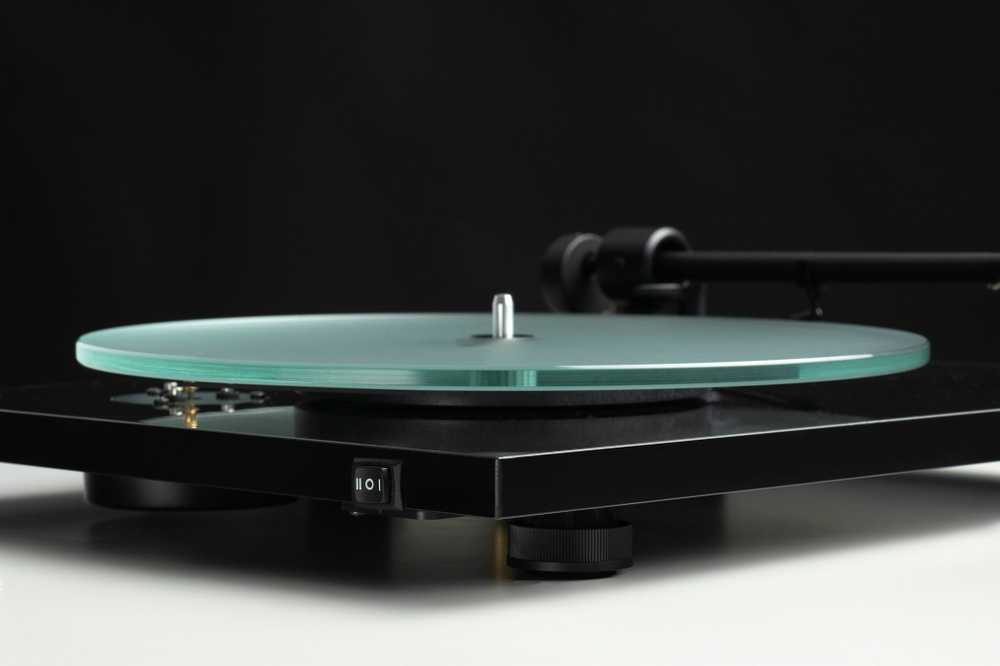 Muzikinis centras Pro-Ject T1 EVO BT patefonas, graikinis riešutas