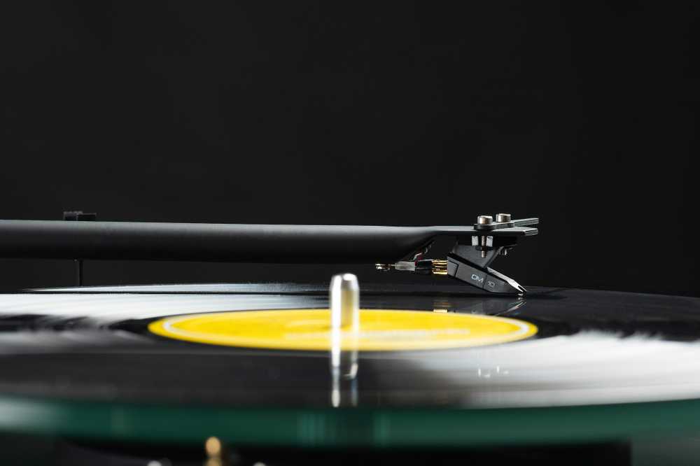 Muzikinis centras Pro-Ject T1 EVO BT patefonas, graikinis riešutas