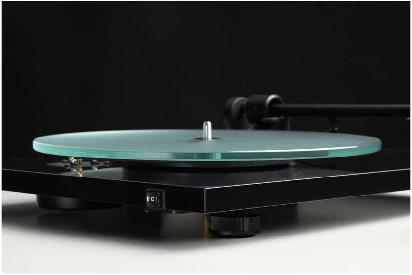 Muzikinis centras Pro-Ject T1 EVO BT patefonas, graikinis riešutas
