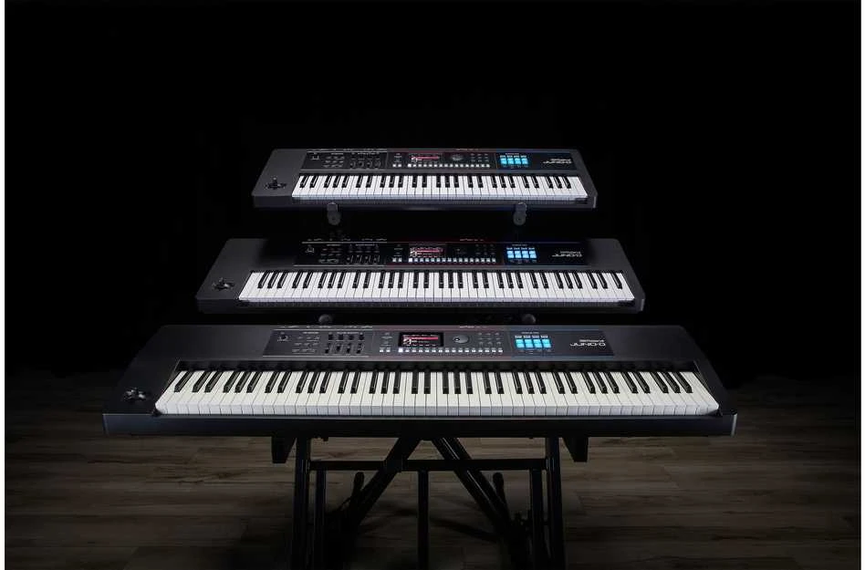 Roland Juno-D6 -syntetisaattori, musta