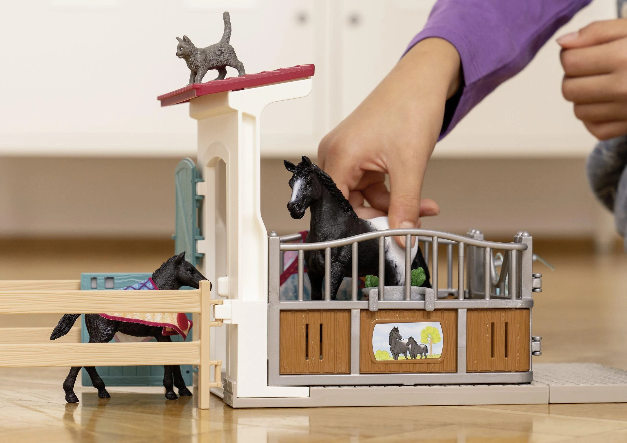 SCHLEICH HORSE CLUB Žirgų aptvaras su kumele ir kumeliuku