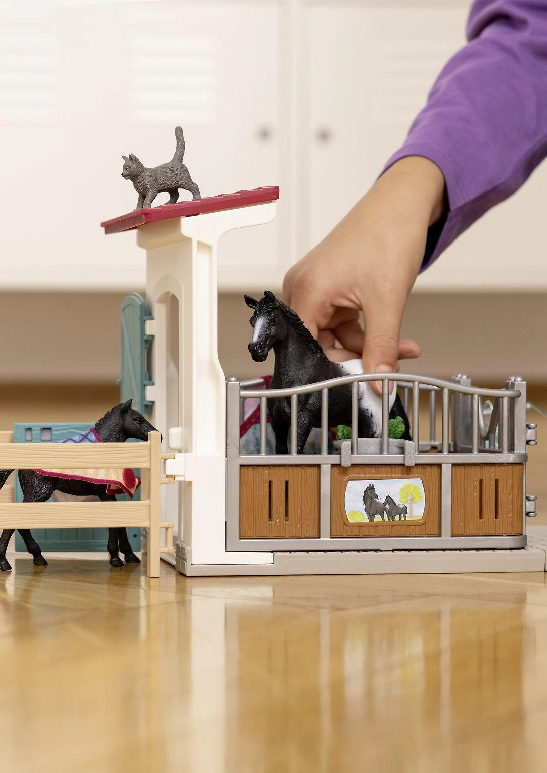 SCHLEICH HORSE CLUB Žirgų aptvaras su kumele ir kumeliuku