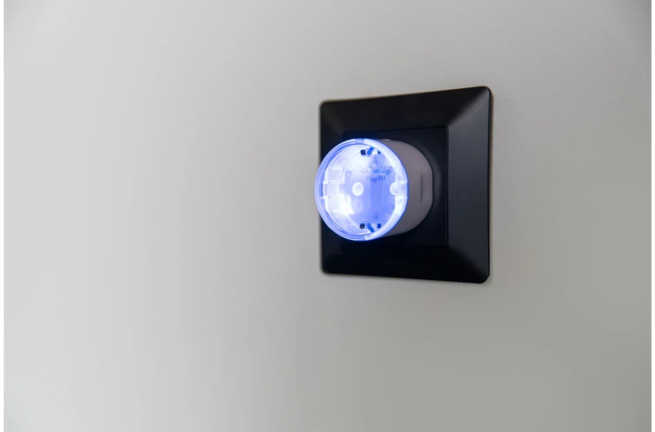 Shelly Plug PM Gen3 išmanusis 16A kištukas, juodas