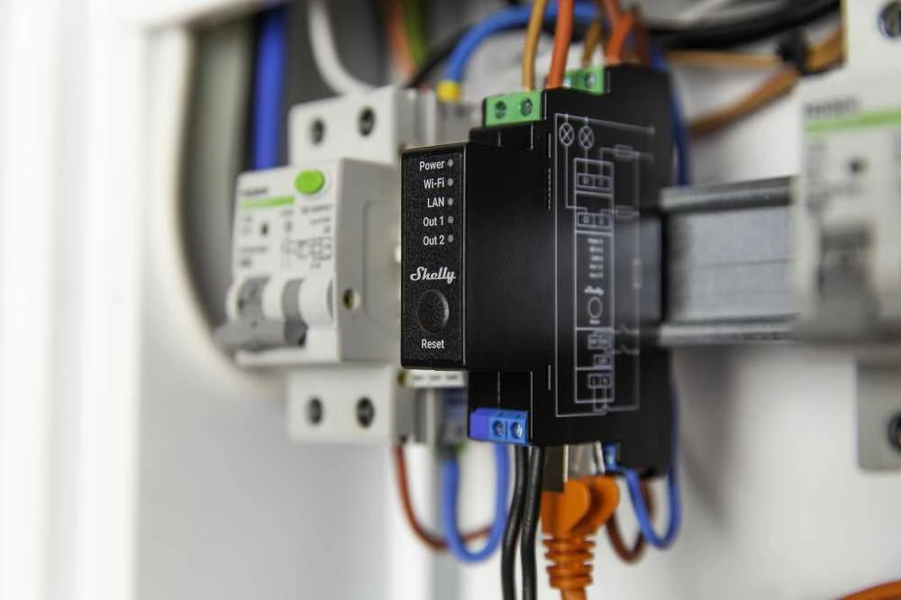 Shelly PRO 2PM išmanioji 2 kanalų relė su elektros sąnaudų matavimu valdoma Wifi LAN Bluetooth montuojama ant DIN bėgelio