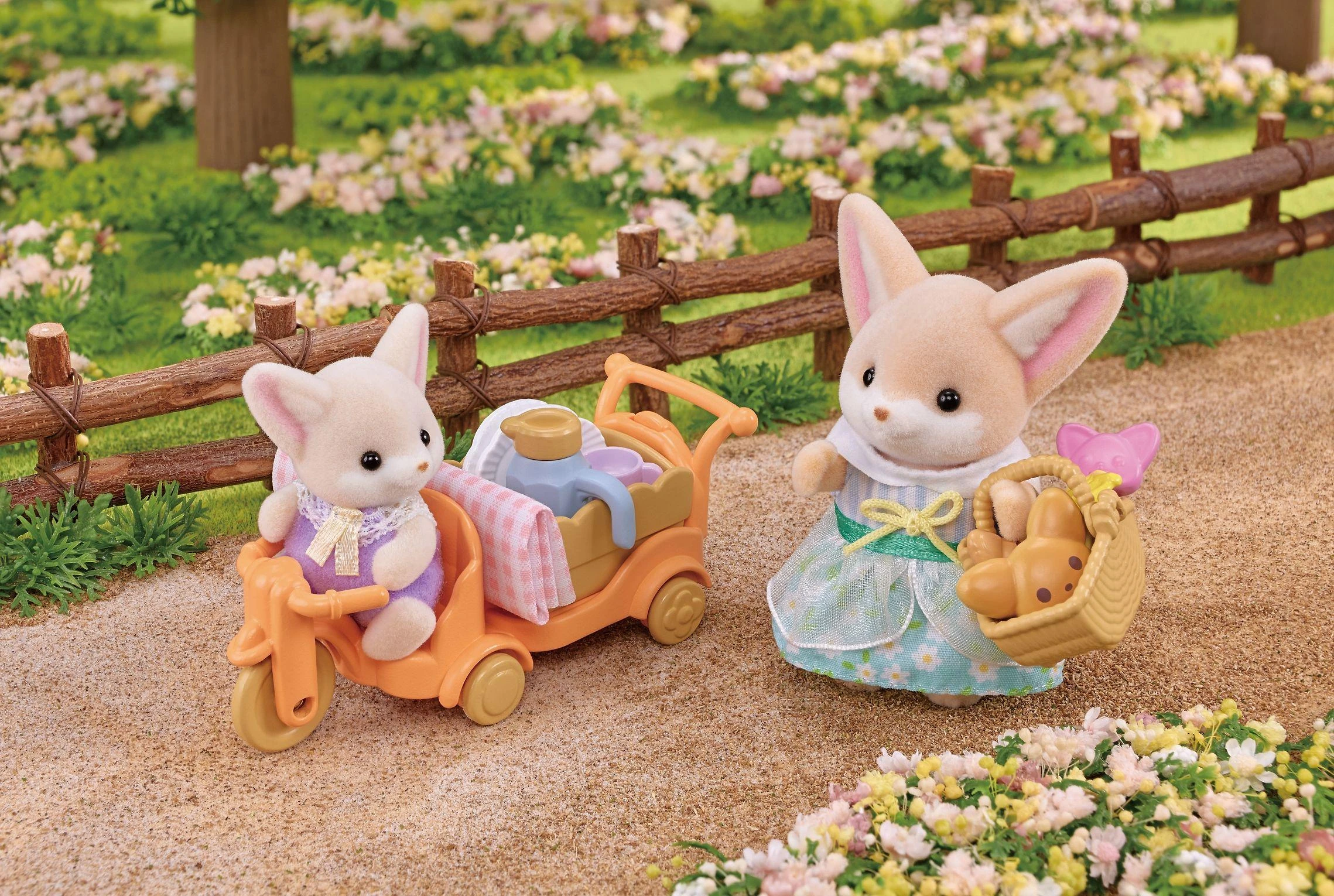 Sylvanian Families Epoch Figūrėlės lapiukų šeimyna su pikniko aksesuarais