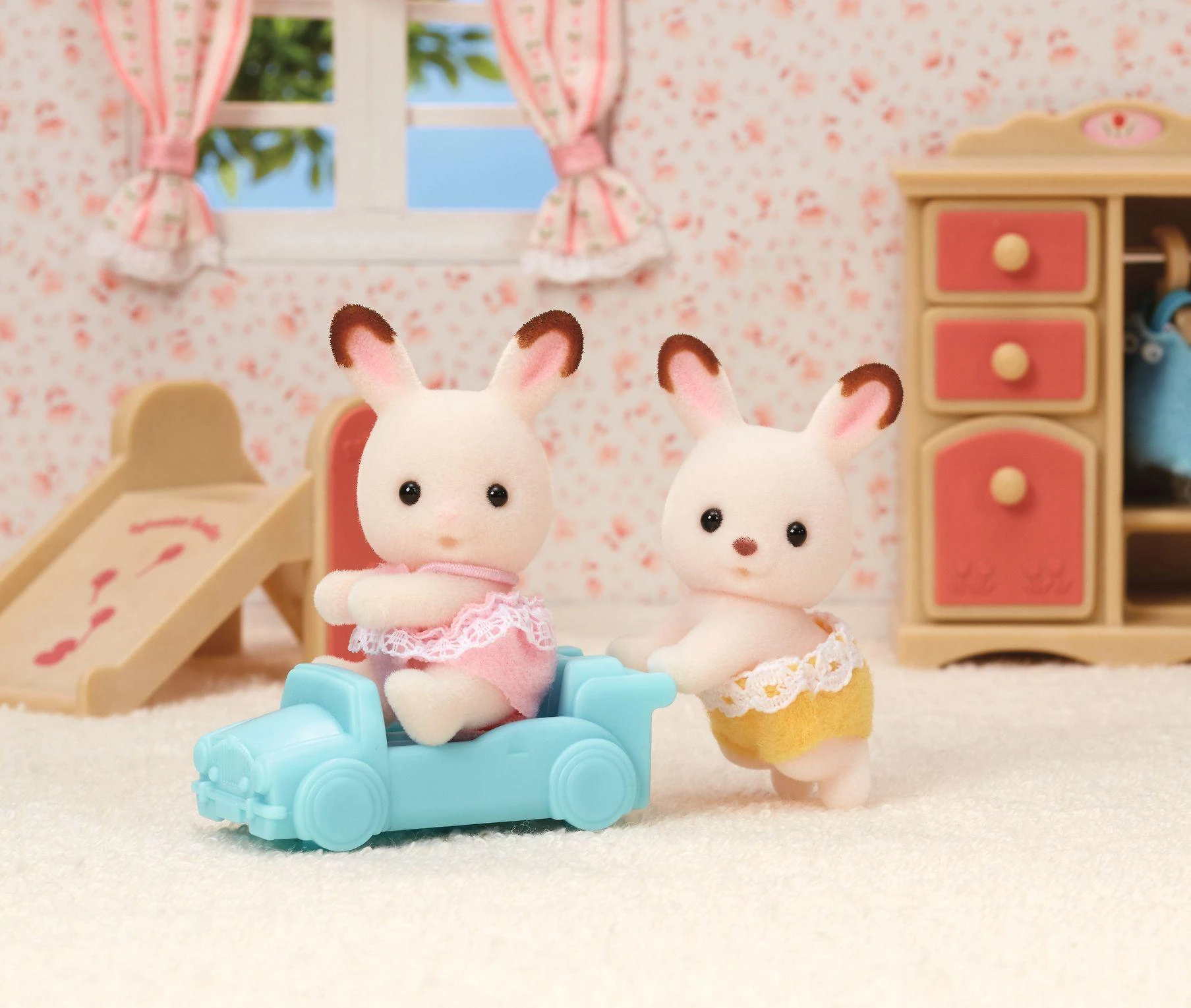 Sylvanian Families Epoch Sylvanian figūrėlės triušio dvyniai su šokoladinėmis ausimis (05420)