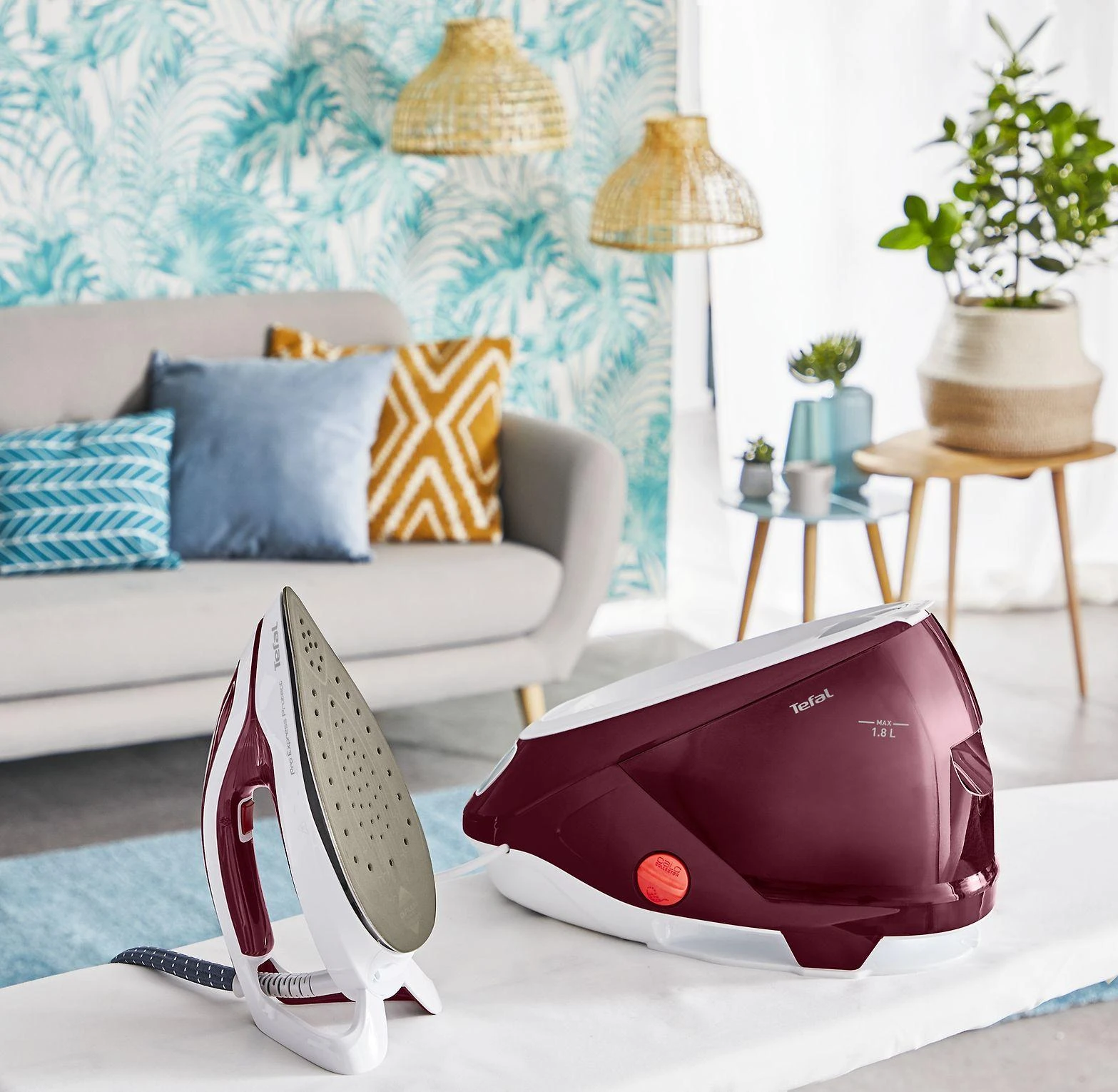 TEFAL | Lyginimo sistema Pro Express Protect | GV9220E0 | 2600 W | 1,8 l | Automatinis išjungimas | Vertikali garų funkcija | Kalkių valymo funkcija | Raudona