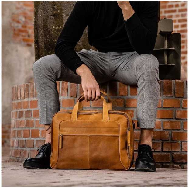 The Chesterfield Brand Ryan -tietokonelaukku 17 kannettavalle tietokoneelle, konjakki