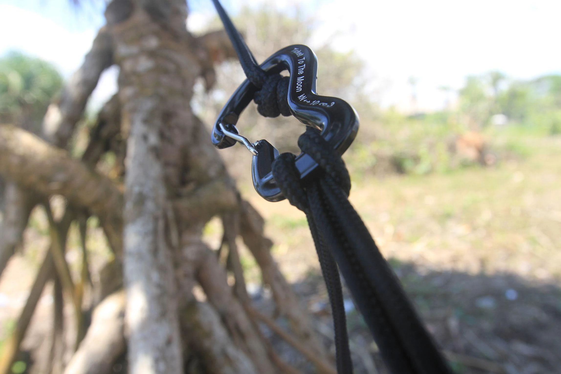 Ticket To The Moon Carabiner kabliukai hamakams tvirtinti, juoda 10 kN