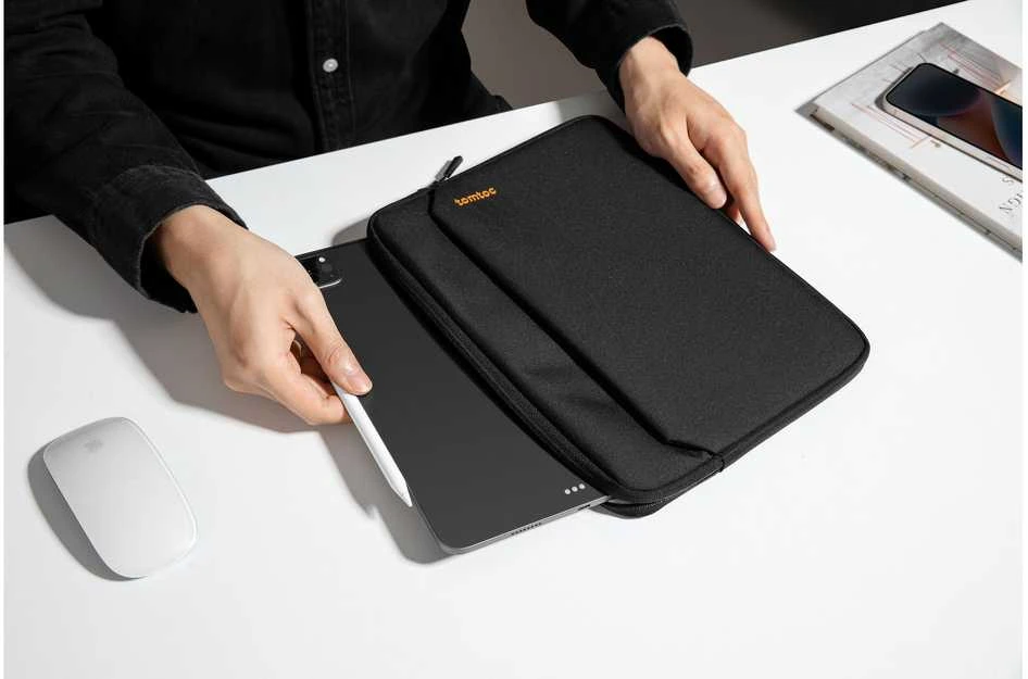 Tomtoc Light-B18 T iPad 11'' dėklas (juodas)