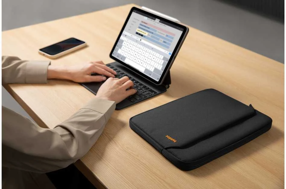 Tomtoc Light-B18 T iPad 11'' dėklas (juodas)