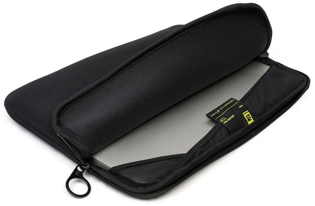 „Tucano Top Second Skin“ 16 colių „Macbook Pro“ juodas